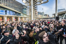 909362 Afbeelding van de aanwezigen bij de opening van het vernieuwde Stationsplein te Utrecht, met op de voorgrond de pers.